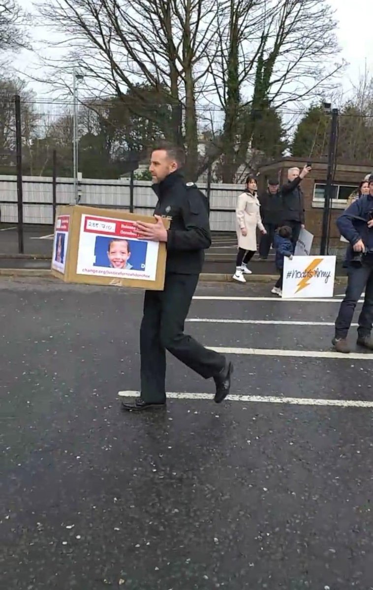 ManusSinead's tweet photo. ACC Bobby Singleton #PSNI accepted  copies of the 300,000+ petitions from Fiona 122 weeks ago He pledged to help find #JusticeforNoah he was committed to finding answers!How many more weeks must a mother wait to have answers,truth &amp; justice. #Shameful

#JusticeForNoahDonohoe 💙⚖️ https://t.co/ewv0UuJkmB