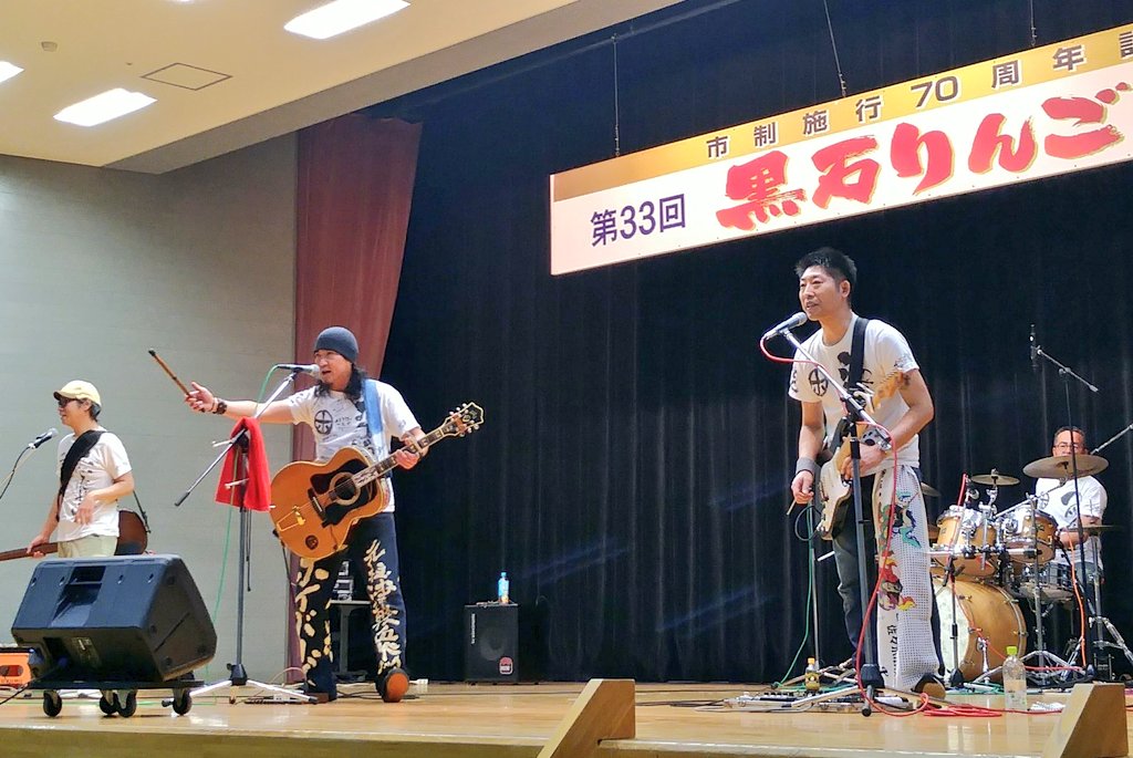 appand_'s tweet photo. 2024.11.17(日)津軽の寒さを吹き飛ばす～熱い音楽イベントを３つハシゴしました。楽しかったです✨

写真①#田舎館村 #シクラメン市 #イナロックフェス  ②#黒石市 #りんごまつり #スポカルイン黒石 #ホイドーズ ③#Rcomplete ④#平川市  #サウンドハウスヒラカ https://t.co/TC0Kmx5klE