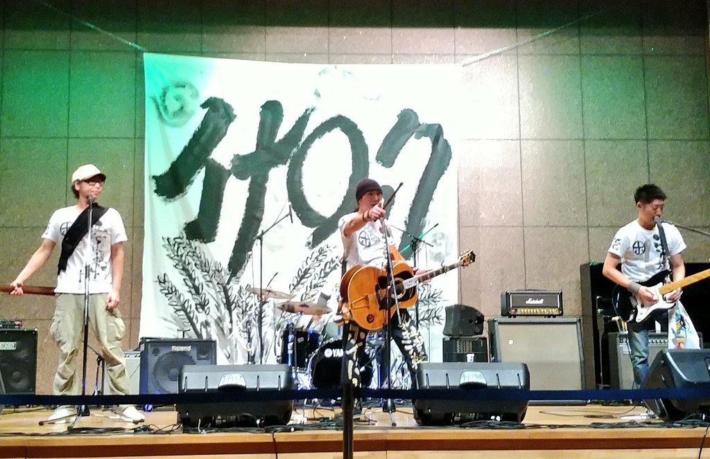 appand_'s tweet photo. 2024.11.17(日)津軽の寒さを吹き飛ばす～熱い音楽イベントを３つハシゴしました。楽しかったです✨

写真①#田舎館村 #シクラメン市 #イナロックフェス  ②#黒石市 #りんごまつり #スポカルイン黒石 #ホイドーズ ③#Rcomplete ④#平川市  #サウンドハウスヒラカ https://t.co/TC0Kmx5klE