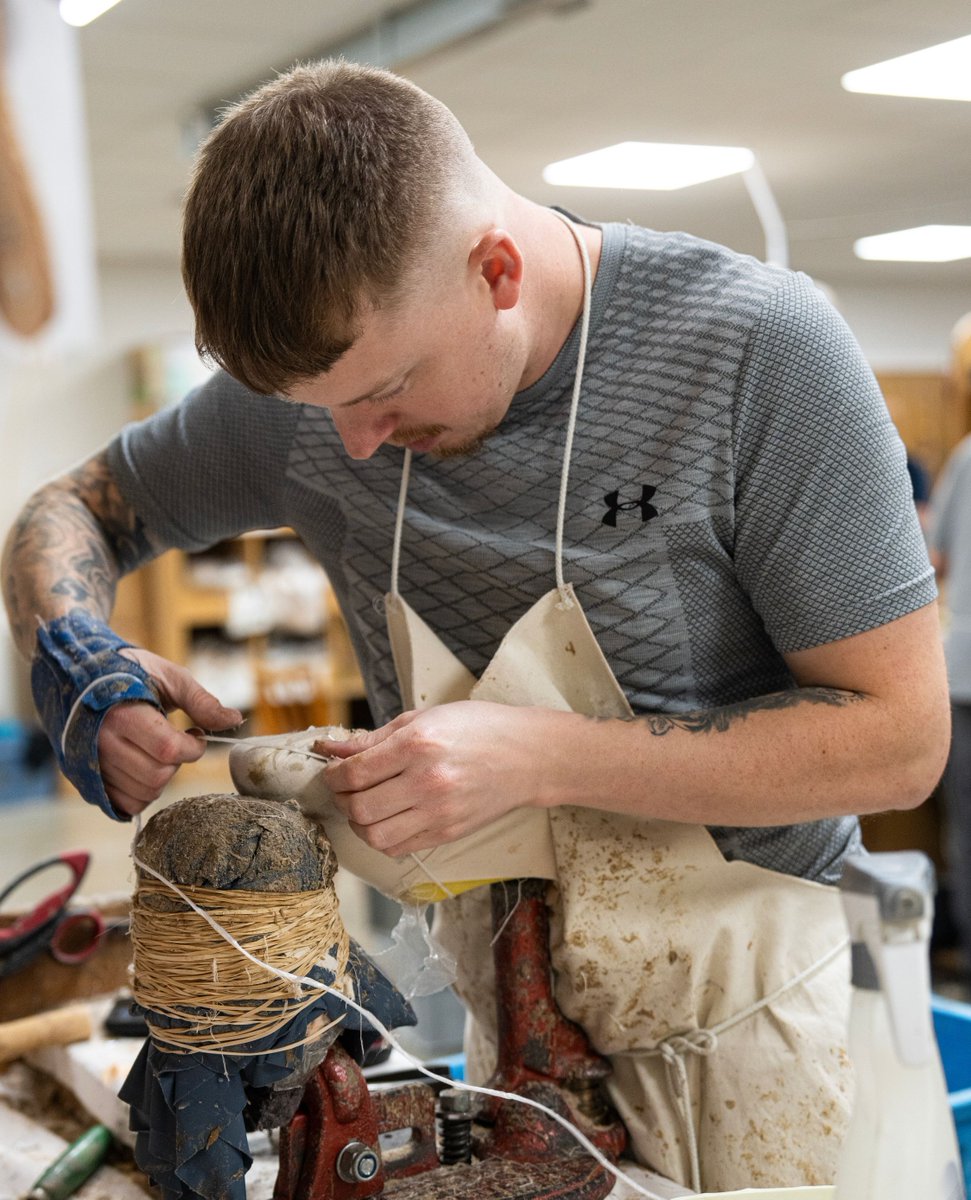 FreedofLondon's tweet image. #InsideTheFactory

Here you can see Sam aka R Maker hard at work. He has already added his pleats and tied the shoe down, now he's cutting the excess material away and clearing the sole channel ready for channel stitching!😁

Follow us for more images, videos and information!ℹ️⁠