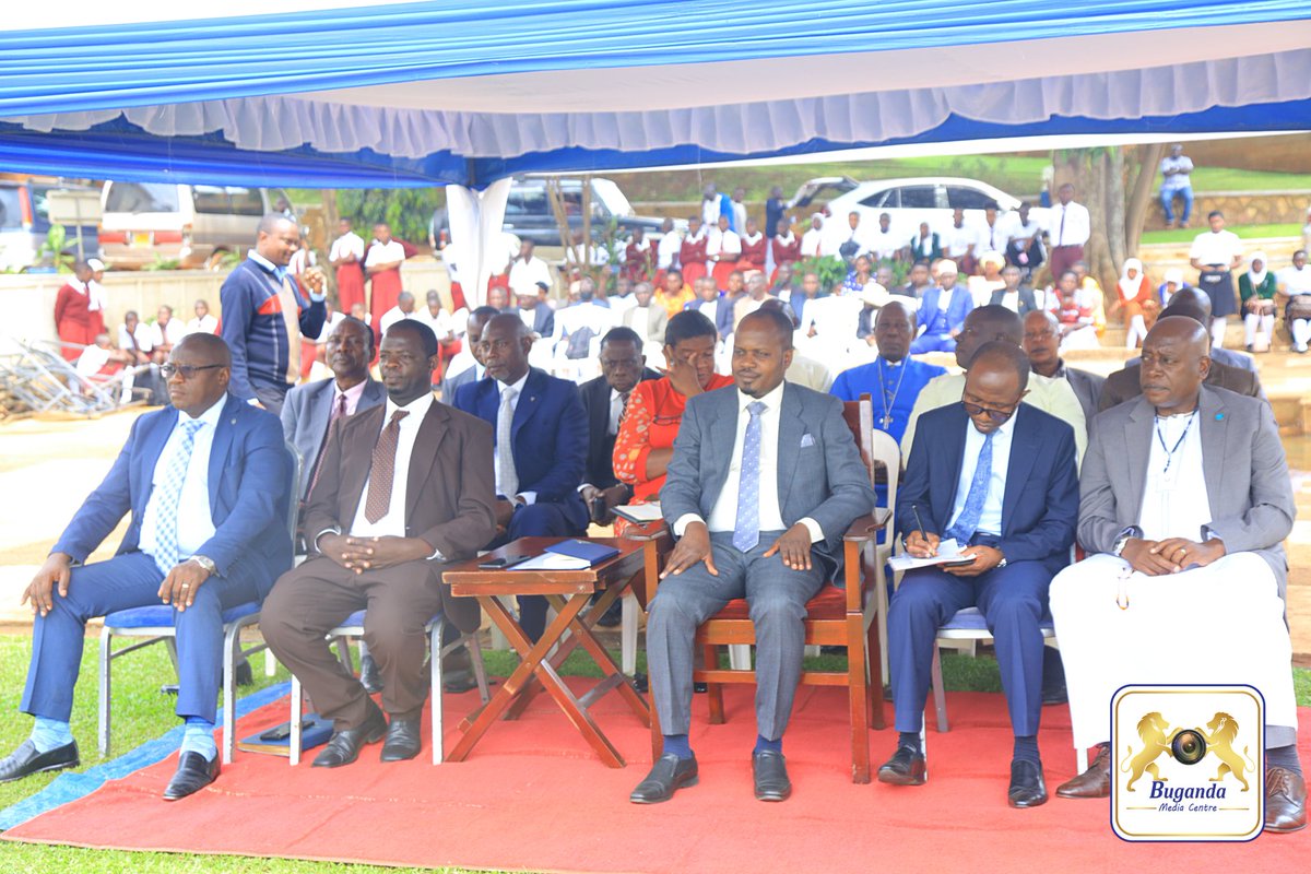 BugandaKingdom_'s tweet image. Ekiriwo kati; 
Ggombolola ez’enjawulo okuva mi Masasa Ssingo, Busiro, Buddu, zikiise embuga okuleeta oluwalo. 
Minisita w'Amawulire Okukunga era Omwogezi w'Obwakabaka, Oweek Israel Kazibwe Kitooke, yakiikiridde Katikkiro okubatikkula nga ayambibwako Oweek. Joseph Kawuki.