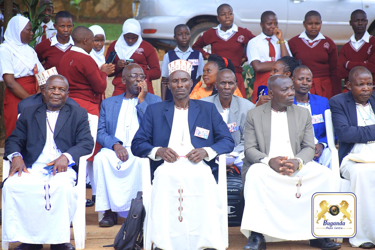 BugandaKingdom_'s tweet image. Ekiriwo kati; 
Ggombolola ez’enjawulo okuva mi Masasa Ssingo, Busiro, Buddu, zikiise embuga okuleeta oluwalo. 
Minisita w'Amawulire Okukunga era Omwogezi w'Obwakabaka, Oweek Israel Kazibwe Kitooke, yakiikiridde Katikkiro okubatikkula nga ayambibwako Oweek. Joseph Kawuki.