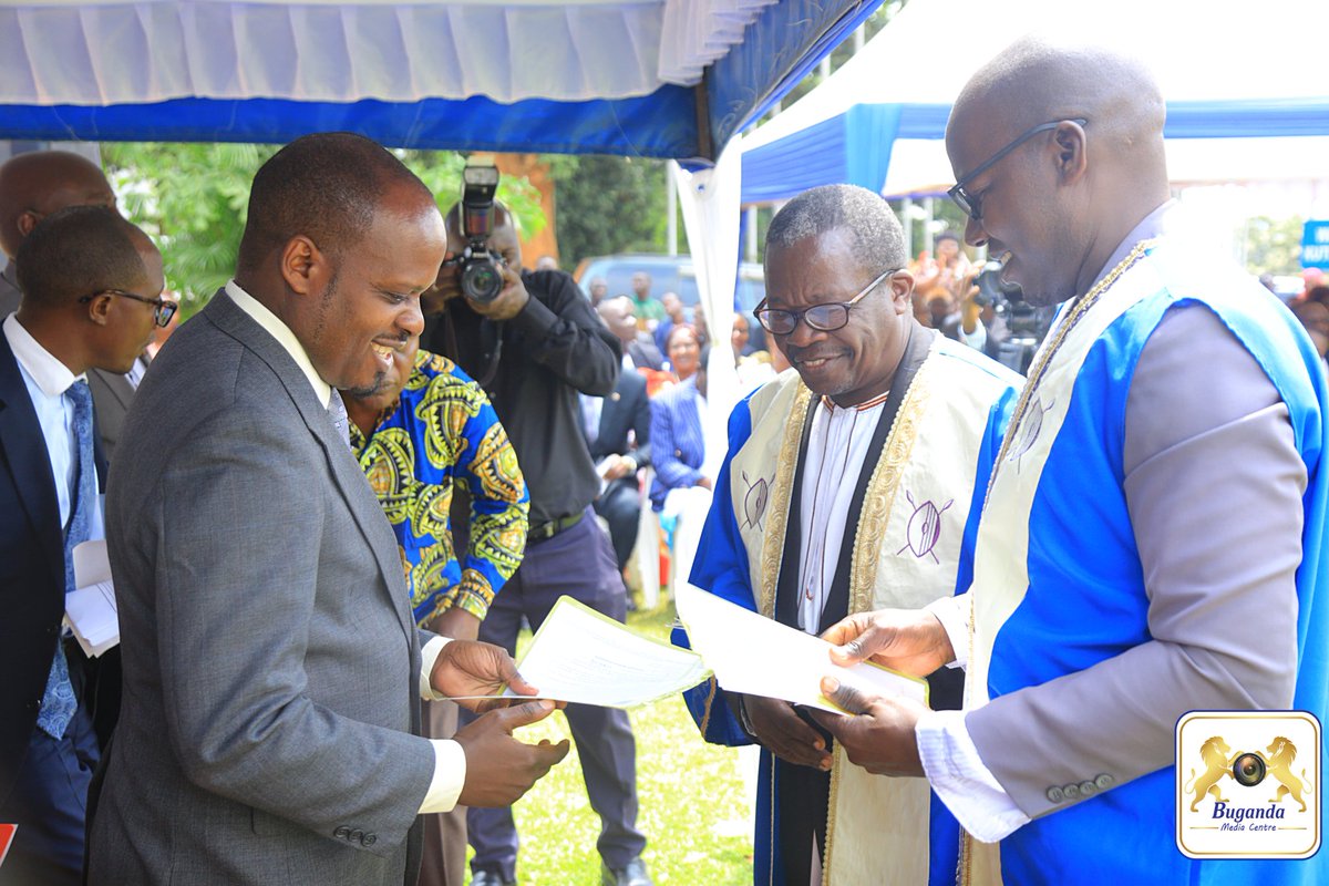 BugandaKingdom_'s tweet image. Ekiriwo kati; 
Ggombolola ez’enjawulo okuva mi Masasa Ssingo, Busiro, Buddu, zikiise embuga okuleeta oluwalo. 
Minisita w'Amawulire Okukunga era Omwogezi w'Obwakabaka, Oweek Israel Kazibwe Kitooke, yakiikiridde Katikkiro okubatikkula nga ayambibwako Oweek. Joseph Kawuki.