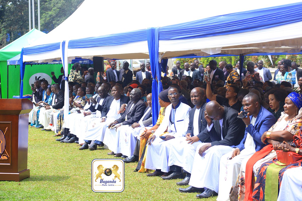 BugandaKingdom_'s tweet image. Ekiriwo kati; 
Ggombolola ez’enjawulo okuva mi Masasa Ssingo, Busiro, Buddu, zikiise embuga okuleeta oluwalo. 
Minisita w'Amawulire Okukunga era Omwogezi w'Obwakabaka, Oweek Israel Kazibwe Kitooke, yakiikiridde Katikkiro okubatikkula nga ayambibwako Oweek. Joseph Kawuki.
