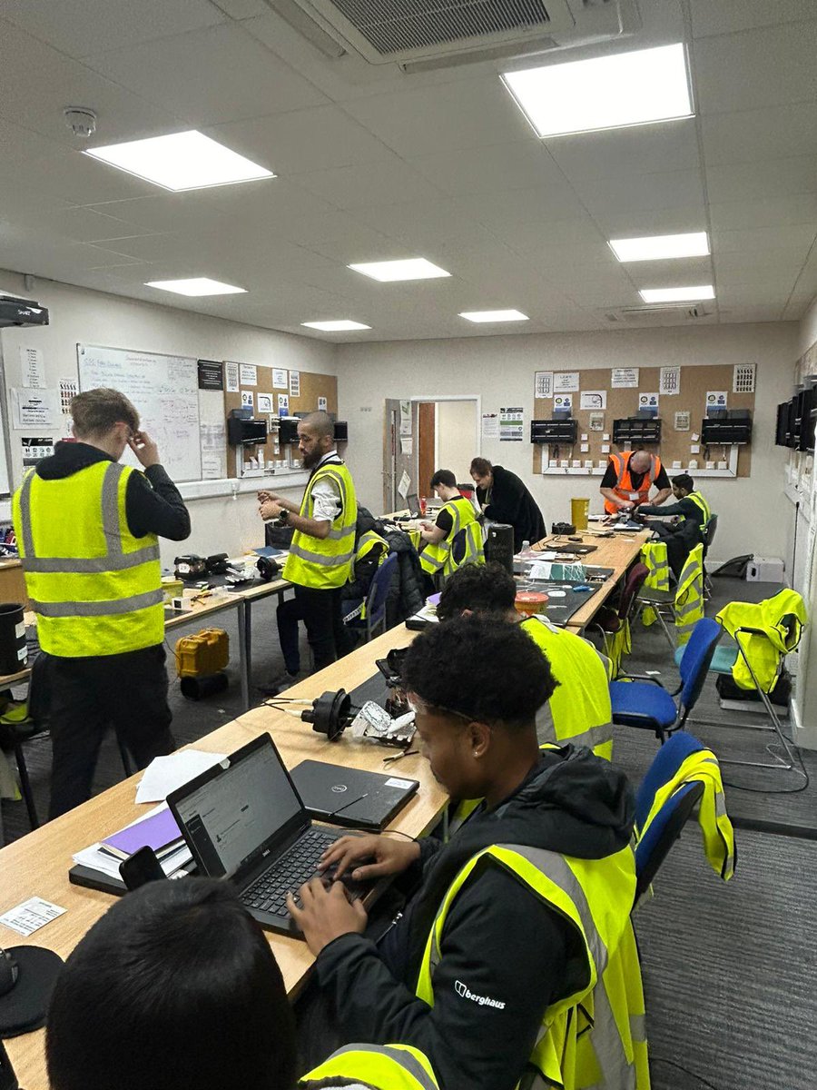 Aim2Learn's tweet image. Our learners at Aim2Learn are finishing their courses this week and we're connecting them with employers ready to hire! 🚀 Exciting opportunities ahead as they take the next step in their careers. #CareerGrowth #NextSteps #Aim2Learn #FutureLeaders