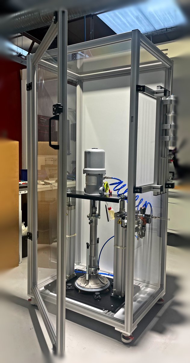 "Transformez vos projets avec notre châssis sur mesure ! Doté d'un vide-fût 20L, il combine parfaitement puissance et praticité. Equipé d'un Pousse Cartouches de 600 à 900 cc, vous bénéficierez d'une flexibilité inégalée pour tous vos besoins. Prêt à relever tous les défis !"