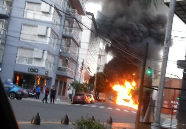 jotaleonetti's tweet photo. Muy buen día!
Excelente arranque de semana.
#TrenMitre ya llega nuevamente a #Retiro.
#INCENDIO DE #COLECTIVO 🔥
En el cruce de Rio de Janeiro y Sarmiento.
Chofer y 10 pasajeros de la #Linea71 ilesos.
Las llamas alcanzaron a una ambulancia estacionada.
https://t.co/LjWd3dIZ2b https://t.co/zrMxMQ5l2Z