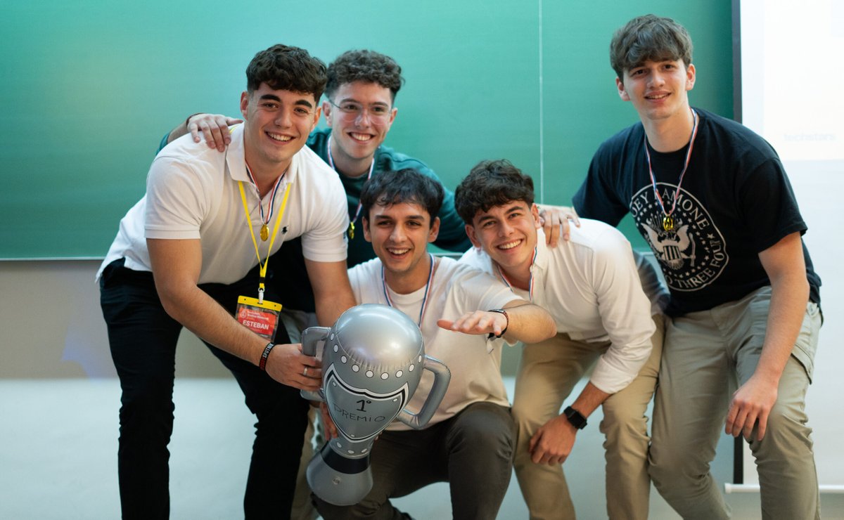 pablodeolavide's tweet photo. 🎉Enhorabuena a los ganadores del @SWsevilla 🏆

Este evento de emprendimiento, organizado por @SevillaUP y el #InnLab de la #UPO, ha reunido este fin de semana en el #campusUPO a más de 150 participantes para desarrollar ideas innovadoras.

🥇 1er Premio: TourIA - Turismo personalizado con guía adaptado y geolocalización.
🥈 2º Premio: Oxipress Pro - Dispositivo de recuperación muscular con oxigenoterapia.
🥉 3er Premio: MonkeyIA - Soluciones para tareas repetitivas en empresas.

¡Felicidades a todos los equipos! 🔝

https://t.co/Njt38nRWhc