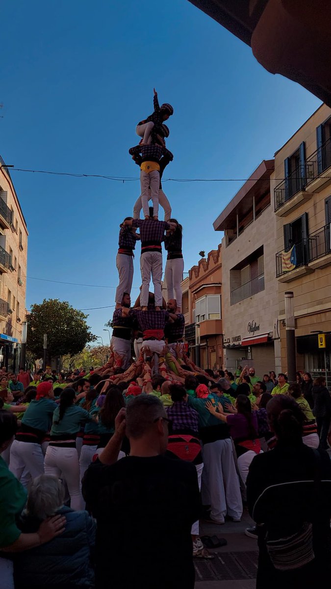 Diumenge vam actuar a Viladecans juntament amb els @castellersdeviladecans i la @collajovelh on vam descarregar el 5d6, el 4d6, el 3d6 amb agulla i dos pilars de 4.

Acabem una temporada de somni. Gràcies a totes les persones que ho heu fet possible.

#Castells #Adroc #CollaAdroc