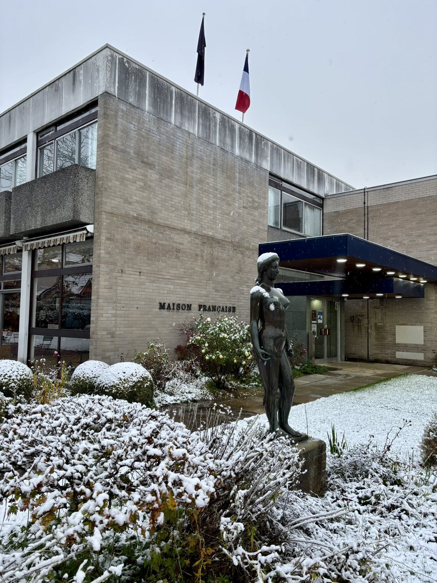 a_destemberg's tweet photo. Oxford wore a lovely coat of snow this morning @MFOxford https://t.co/qYBBtirxVf