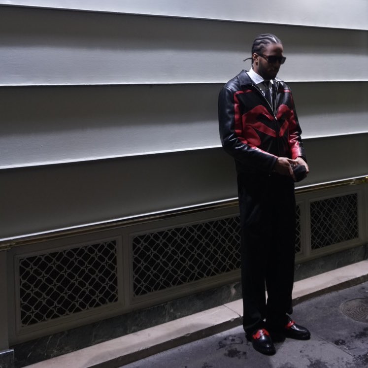 🗼🚶🏽‍♂️‍➡️