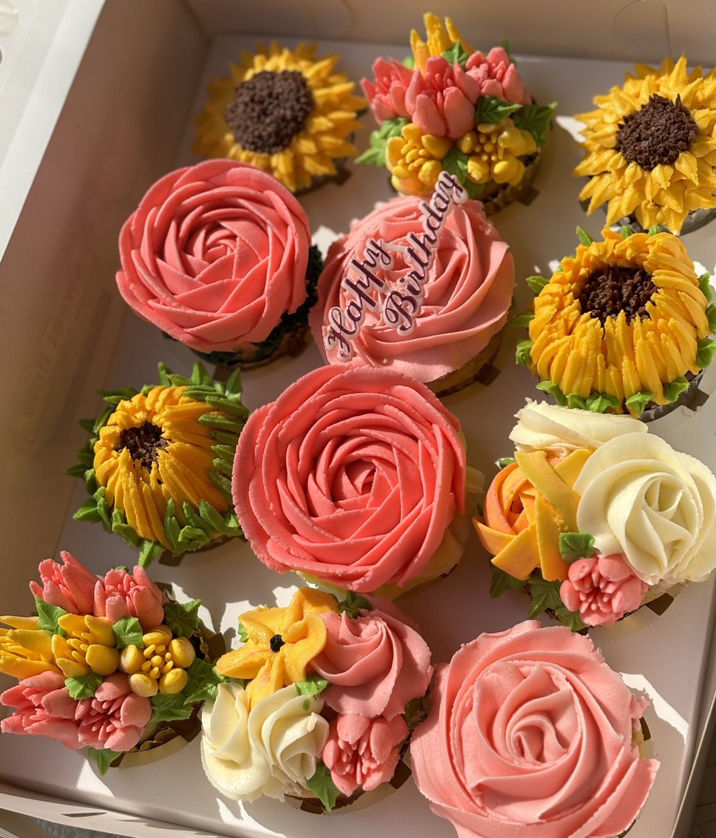 CaraAwankem's tweet photo. A box of 12 cupcakes made by me🌻🌺 https://t.co/nmIQMVltvk