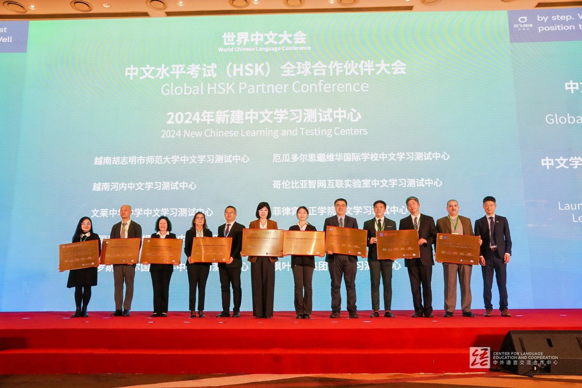 CLECOfficial's tweet photo. 🎈#2024WCLCUpdates: The Chinese Language Proficiency Test (#HSK) Global Partner Conference was held on November 15. As a special session of the 2024 #WorldChineseLanguageConference (#WCLC), the event brought together more than a thousand experts, educators, and leaders from global test centers, universities, international education institutions and enterprises. ☺️Here are the highlights:
🌟Delivered awards to 19 HSK Model Test Centers, 19 Outstanding Contributors, 32 Best Partners, and 79 Excellent HSK Test Centers were honored for their exceptional achievements.
🌟Held launching ceremony for 9 New Chinese Learning and Testing Centers and 7 Outstanding Partners of HSK "Chinese+TVET" Programmes.
🌟Launched #HSKStudyinChina and Chinese Preparatory Programme, which offers international preparatory courses for overseas students aiming to study in China's first class universities.
🌟Chinese Testing International sealed collaboration agreements with global and domestic leaders, including @IDPAustralia, New Channel International Education Group, Education in Motion (Wohui), Fudan University (@FudanUni), and five top vocational colleges in China.
#2024WCLC #InternationalChineseLanguageEducation #2024世界中文大会 #联通融合传承创新 #2024WCLCInsights #DiscoverWCLC