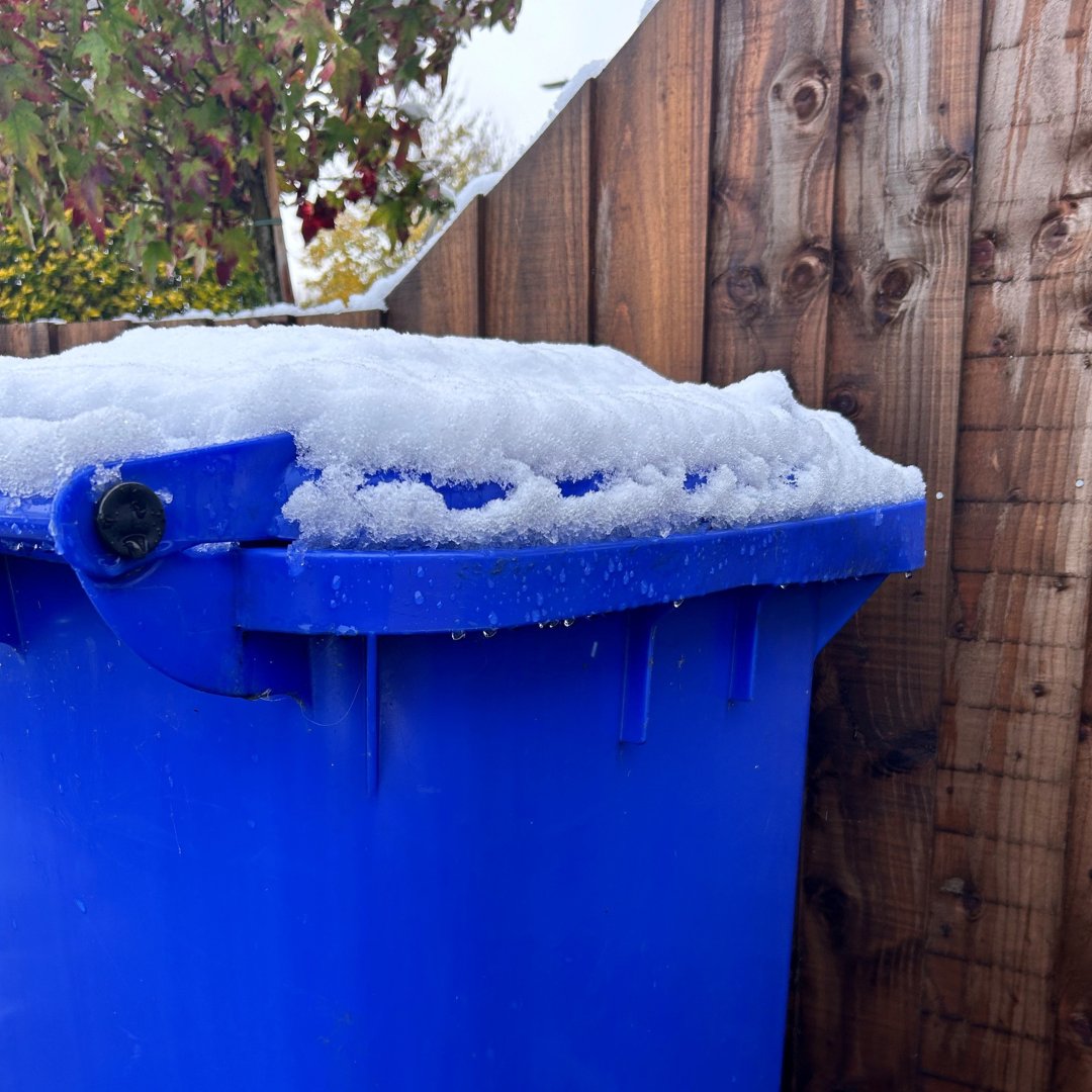 Recycle4Oxford's tweet image. Bin Collection Update❄️

With the snowfall/slippery roads, our team is working hard to collect bins safely 🦺 We appreciate your patience as they navigate icy/slushy streets.

If we’re unable to reach your bin today, please leave it out - we’ll collect it as soon as possible ♻️