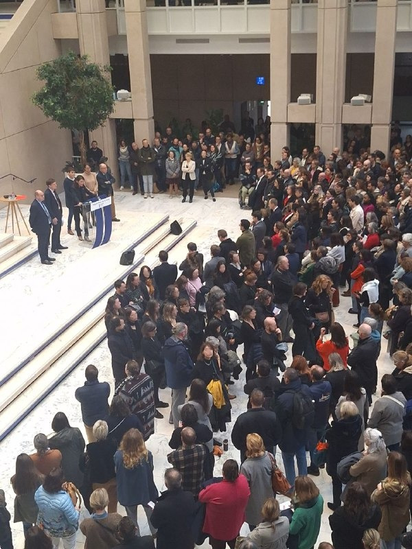 Comme les agents de la Région, nous tournons le dos au plan social orchestré par <a href="/C_MORANCAIS/">Christelle MORANÇAIS</a> ❌

Alors que les équipes sont déjà mises sous pression, la présidente annonce la suppression de 100 postes.

Est-ce cela que vous appelez agir en responsabilité ?

#Soutienauxagents