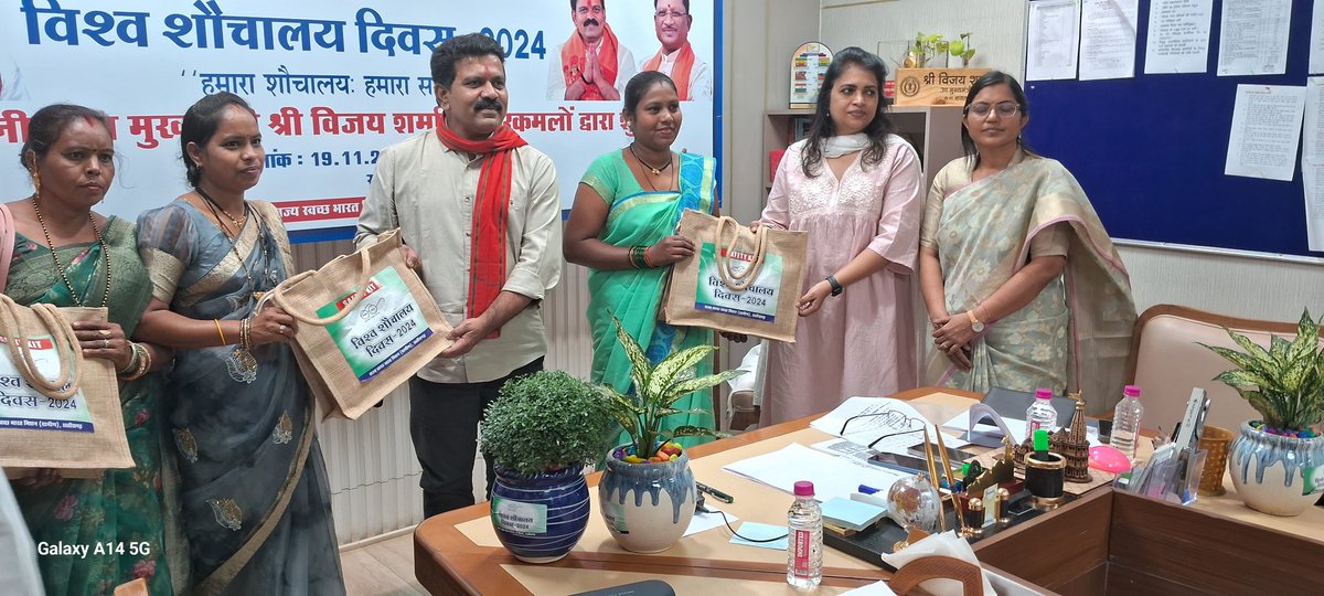 RChaudhur7428's tweet photo. Honorable Deputy CM Shri Vijay sharma ,CG  distributed sefety kits ti sanitation workers along with Principal Secretary Panchayat, Ms. Neharika Singh Barik , MD SBM-G , Ms. Jayshree Jain and Ms.sweta Pattnaik UNICEF 
#ToiletsForDignity @SBMChhattisgarh @UNICEFIndia https://t.co/0ISpFcjkLw