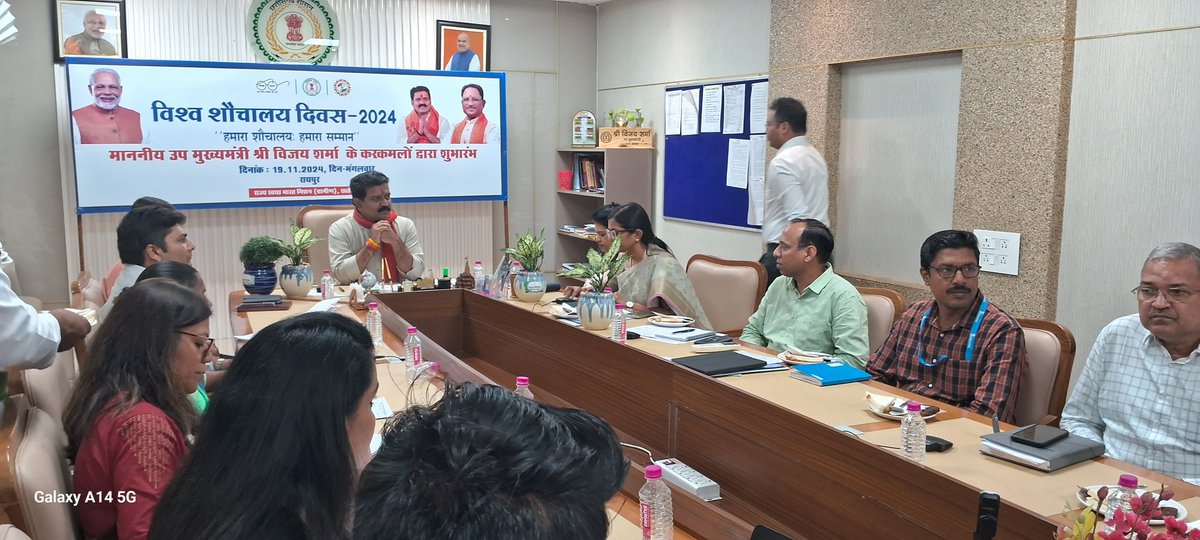 RChaudhur7428's tweet photo. Honorable Deputy CM Shri Vijay sharma ,CG  distributed sefety kits ti sanitation workers along with Principal Secretary Panchayat, Ms. Neharika Singh Barik , MD SBM-G , Ms. Jayshree Jain and Ms.sweta Pattnaik UNICEF 
#ToiletsForDignity @SBMChhattisgarh @UNICEFIndia https://t.co/0ISpFcjkLw