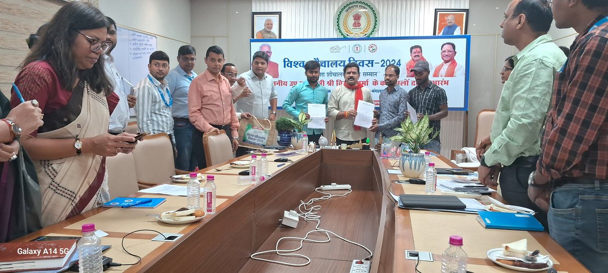 RChaudhur7428's tweet photo. Honorable Deputy CM Shri Vijay sharma ,CG  distributed sefety kits ti sanitation workers along with Principal Secretary Panchayat, Ms. Neharika Singh Barik , MD SBM-G , Ms. Jayshree Jain and Ms.sweta Pattnaik UNICEF 
#ToiletsForDignity @SBMChhattisgarh @UNICEFIndia https://t.co/0ISpFcjkLw