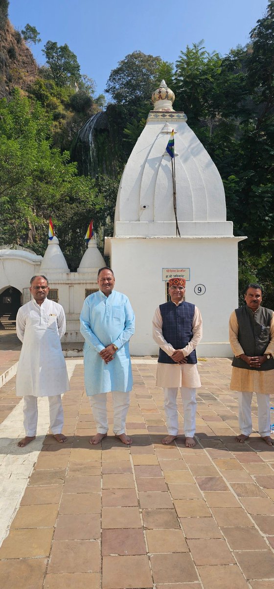 mohanjinagar's tweet photo. सतपुड़ा की सुरम्य पर्वत श्रृंखला में घने हरे-भरे वृक्षों के मध्य स्थित सिद्ध क्षेत्र जैन तीर्थ #मुक्तागिरी जी के दर्शन विद्या भारती प्रान्त संगठन मन्त्री श्री निखिलेश माहेश्वरी, सह संगठन मन्त्री श्री अनिल अग्रवाल, प्रान्त जनजाति शिक्षा प्रमुख श्री रूपसिंह लोहाने जी के साथ किये । https://t.co/7NbsgJk1lT