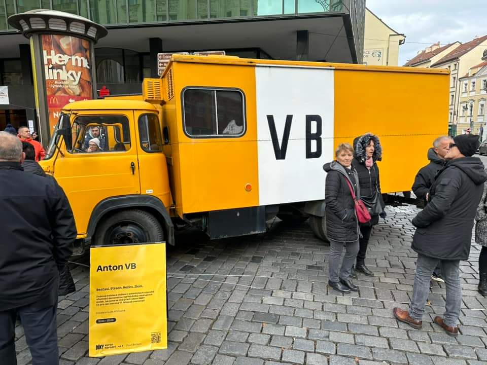 Význam 17. listopadu 1989 neklesá. Události na Národní třídě mají výraznou symboliku. Rád se sem každý rok vracím, vzpomínám a přemýšlím. Letošní 35. výročí nebylo výjimkou. Děkuji p. premiérovi <a href="/P_Fiala/">Petr Fiala</a> za pozvání k zajímavé diskusi s kolegy a kamarády z oněch listopadových dní.