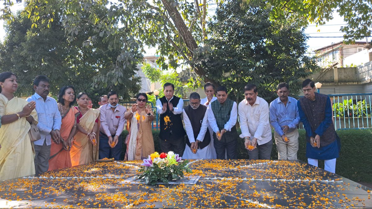 sradvbiswas's tweet photo. Flag Hoisting at Congress Bhavan followed by Floral Tributes to Former Prime Minister Late Indira Gandhiji on her Birth Anniversary. https://t.co/gubAcHkmQh