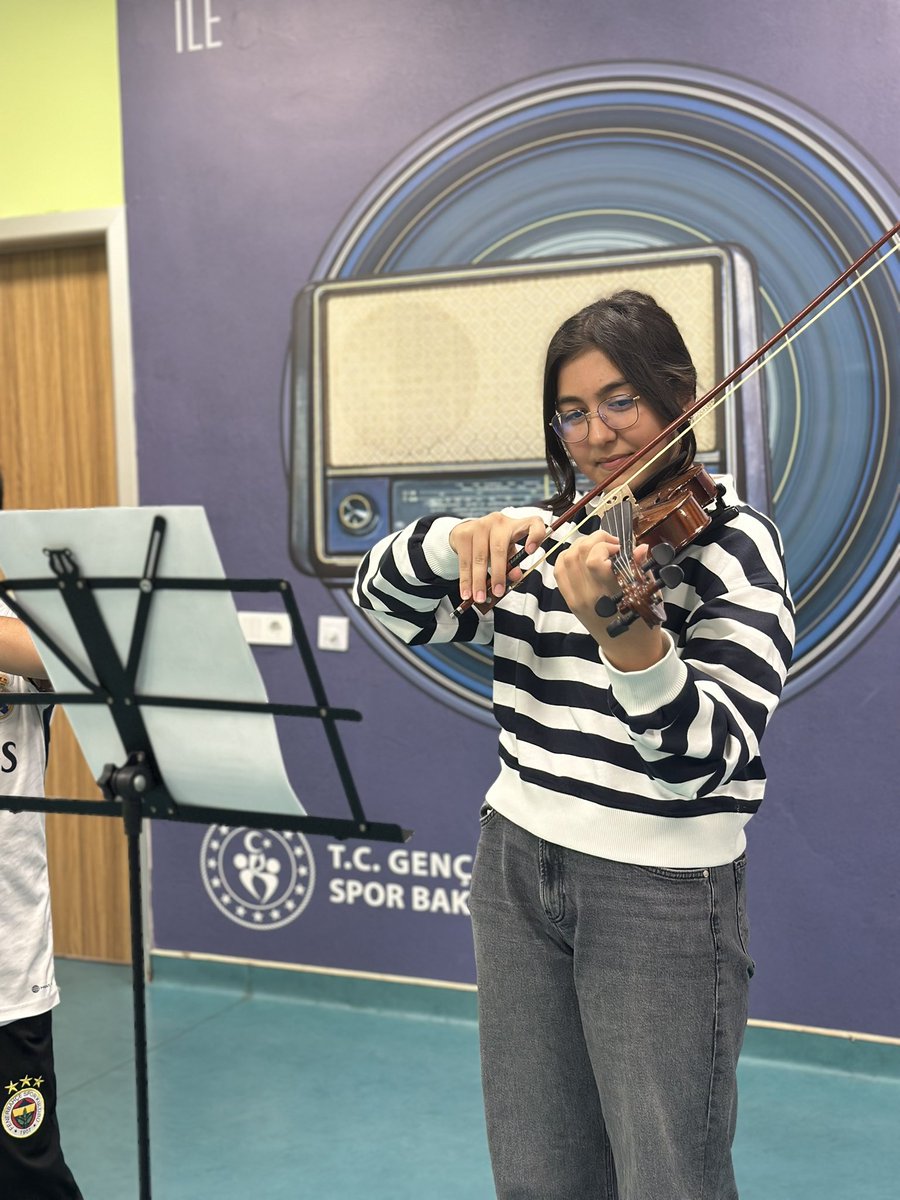 GSB_75YilGM's tweet image. Güne Sanatla Başladık 🎻
#Keman 
#müzikatölyesi 
@OA_BAK @gencliksporbak