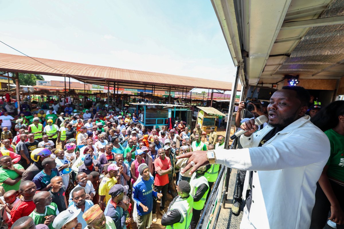 sam_ngila's tweet photo. @SafaricomPLC during this festive season is spreasing joy kupitia #SambazaFurahaNaSafaricom
 caravan Nationwide.@KemuntoLish @OrotsoFreddy mnataka kuwin nini coz this week wako Mountain region na Kuna vitu mob sana to be won kama live goat,chicken,shoppings and other gifts. https://t.co/FQY18YX4hT