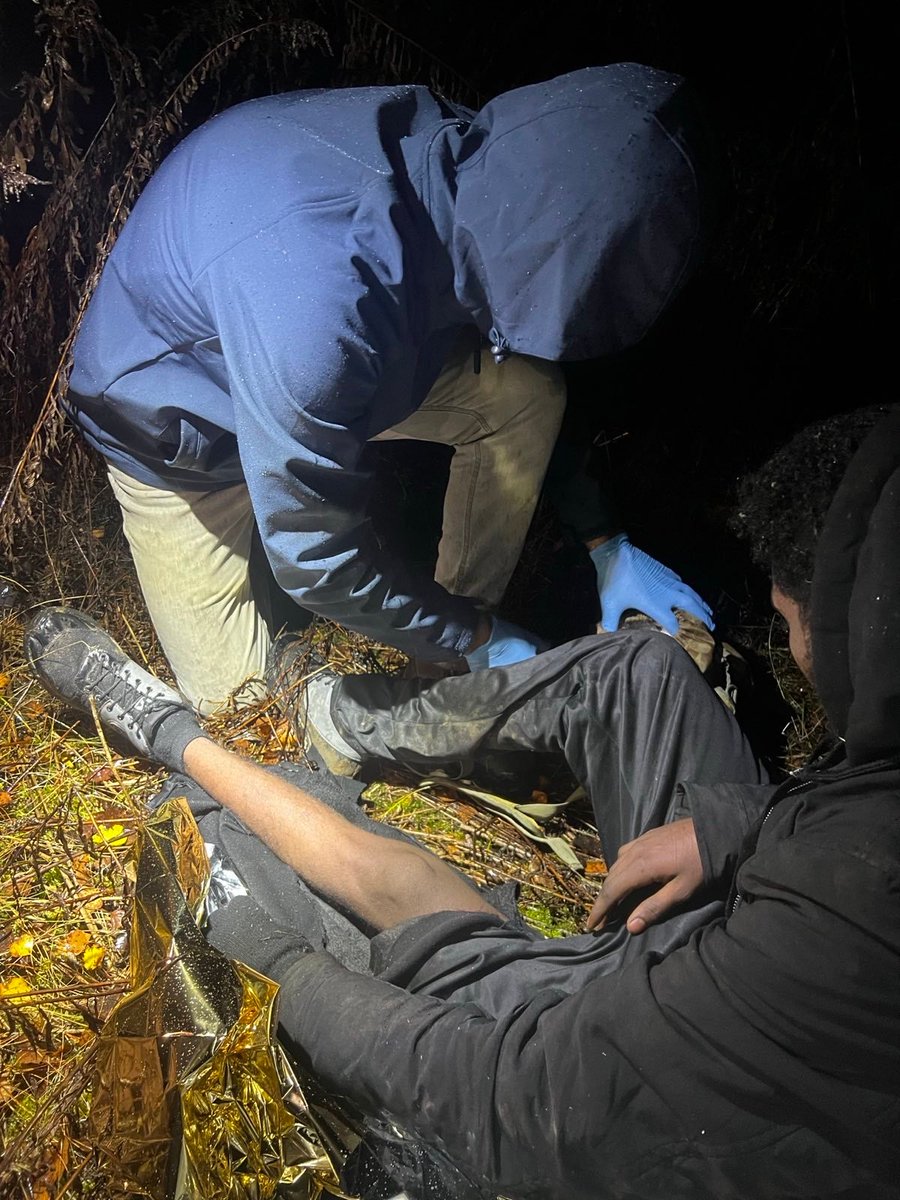 Ludzie są w lesie. W nocy mieliśmy wezwanie do samotnego obywatela Erytrei, który zgłaszał promieniujący ból w nodze i ręce, podejrzewaliśmy złamania. Na szczęście okazało się że obrażenia nie są tak poważne, usztywniliśmy kolano i rękę, chłopak skoczył z płotu - stąd te urazy.