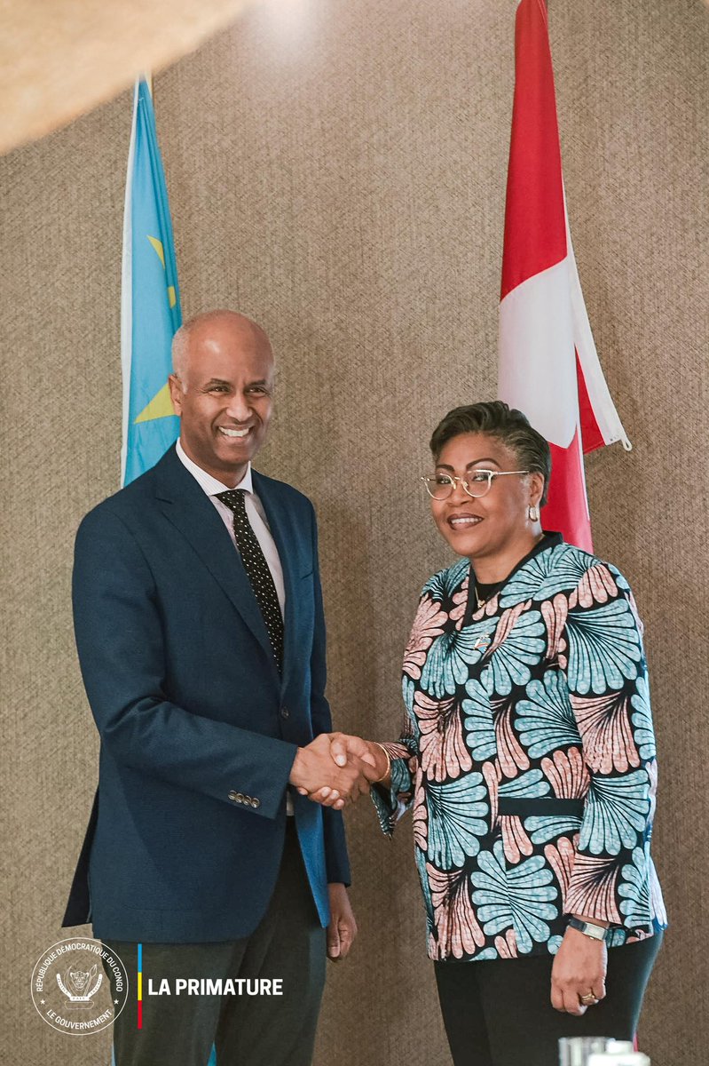 PrimatureRDC's tweet photo. #Diplomatie
18 novembre 2024 | À Ottawa, la Première Ministre Judith Suminwa Tuluka a échangé avec Ahmed Hussen, Ministre canadien du Développement International, sur la coopération bilatérale entre la RDC et le Canada. La Cheffe du Gouvernement a sollicité le soutien du Canada pour mettre fin à l’agression dans l’Est de la RDC, dénonçant l’absence de sincérité du régime rwandais dans le processus de Luanda. Elle a appelé le Canada à être un porte-voix pour la paix et la sécurité en RDC.

Le Ministre Ahmed Hussen a réaffirmé l’engagement du Canada au respect de l’intégrité territoriale de la RDC et à une résolution pacifique des conflits. Il a exprimé le souhait d’un retour rapide à la stabilité pour permettre de se concentrer sur les défis du développement.

Judith Suminwa a également proposé un partenariat stratégique axé sur la diversification de l’économie, la promotion de la production locale, et le renforcement des infrastructures, des secteurs prioritaires dans le Programme d’Actions de son Gouvernement. Elle a mis en avant les efforts de la RDC pour améliorer le climat des affaires et attirer davantage d’investissements canadiens dans des domaines tels que l’agriculture, l’énergie et la formation professionnelle.

En marge de cet échange, la Première Ministre a exprimé la gratitude de la RDC pour le soutien du Canada à son élection au Conseil des droits de l’homme de l’ONU. Elle a également appelé à un appui pour la candidature de la RDC comme membre non-permanent au Conseil de sécurité de l’ONU, soulignant l’importance de renforcer la présence du pays sur la scène internationale.
