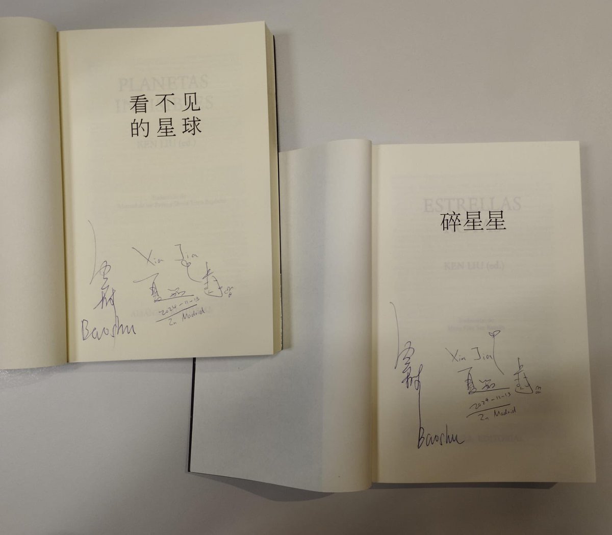 Lee Runas (@leerunas) on Twitter photo <a href="/liu_cixin/">Liu Cixin 刘慈欣</a> <a href="/ccchinamadrid/">Centro Cultural de China en Madrid</a> <a href="/kyliu99/">Ken Liu</a> <a href="/alianza_ed/">Alianza Editorial</a> <a href="/Suigenerismad/">Sui Generis Madrid</a> Aprovechando que la semana pasada tuvimos en Madrid a Baoshu y Xia Jia, ¡conseguimos firmadas sus antologías de CF 🇨🇳 y pueden ser tuyas! 🪐📚
¿CÓMO? 💥
Síguenos, haz RT/cita este post y etiqueta a 2 amigos usando el HT #CFChina explicando por qué has de llevártelos a casa ❤️🌌 <a href="/liu_cixin/">Liu Cixin 刘慈欣</a> <a href="/ccchinamadrid/">Centro Cultural de China en Madrid</a> <a href="/kyliu99/">Ken Liu</a> <a href="/alianza_ed/">Alianza Editorial</a> <a href="/Suigenerismad/">Sui Generis Madrid</a> Aprovechando que la semana pasada tuvimos en Madrid a Baoshu y Xia Jia, ¡conseguimos firmadas sus antologías de CF 🇨🇳 y pueden ser tuyas! 🪐📚
¿CÓMO? 💥
Síguenos, haz RT/cita este post y etiqueta a 2 amigos usando el HT #CFChina explicando por qué has de llevártelos a casa ❤️🌌