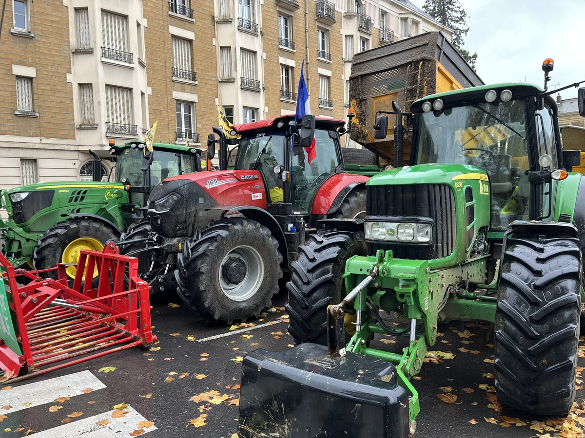 Mobilisation des agriculteurs de la CR devant la préfecture des Ardennes . « Pas question de quitter le site avant d’avoir eu des réponses concrètes » indiquent les manifestants <a href="/RADIO8ARDENNES/">RADIO8</a> <a href="/candideblomme/">Candide Blomme</a> <a href="/colloc08/">Nelly GAROT 💉💉💉</a> <a href="/ChambreAgri08/">Chambre d'Agriculture des Ardennes</a> <a href="/A_ClaudeReitz/">Alexis Claude-Reitz 🎙</a> <a href="/alibenbournane/">Ali Benbournane</a>