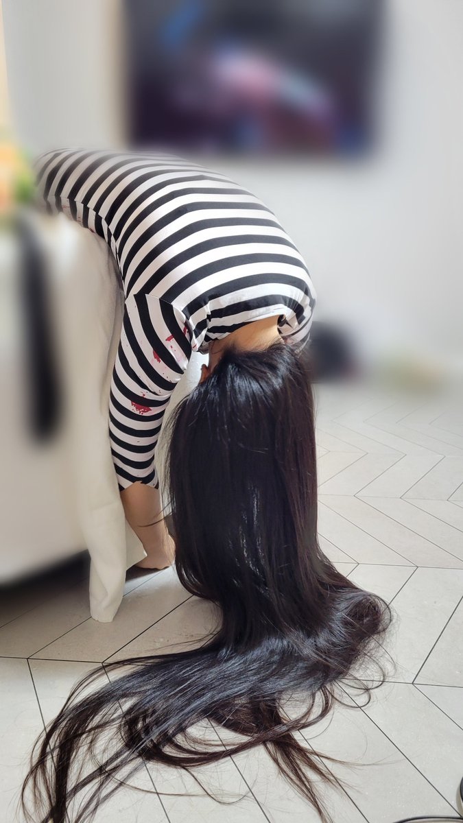 longhaircamera's tweet photo. 貞子…覚醒前…

#髪フェチ  #hairfetish  #スーパーロングヘア #貞子ヘ�� https://t.co/vFIuE2MUv7
