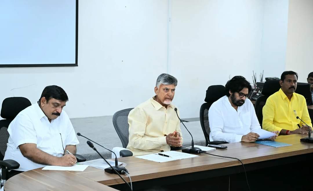 mana_Prakasam's tweet photo. నదుల అనుసంధానంతో రాష్ట్రంలో కరువుకు చెక్‌ పెట్టవచ్చు. ఏపీకి గేమ్‌ ఛేంజర్‌ పోలవరం. పోలవరాన్ని జాతీయ ప్రాజెక్టుగా ప్రకటించారు. ఏపీకి ఉండే పెద్ద అవకాశం సముద్ర తీరం. గోదావరి జిల్లాల్లో ఆక్వా కల్చర్‌తో నీరు కలుషితమవుతోంది. అమరావతి, పోలవరం ఏపీకి రెండు కళ్లు. -సీఎం చంద్రబాబు https://t.co/PRBs2OFlL3