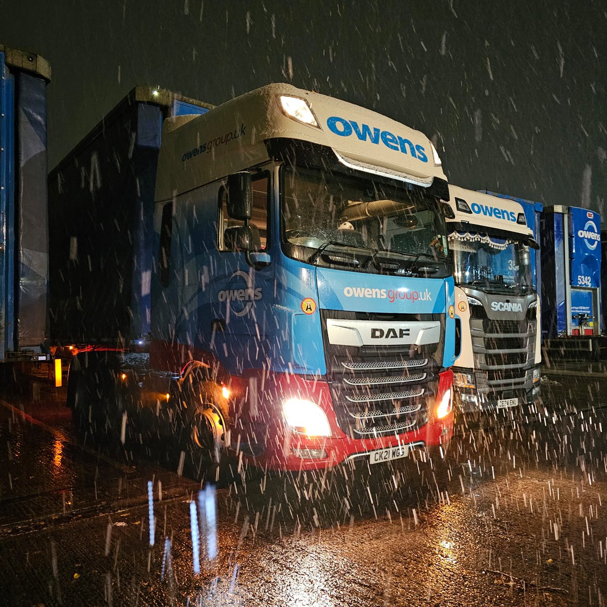 Early this morning in Droitwich, our trucks were met with heavy sleet as colder days begin to settle in. Despite the frosty start, our teams are fully committed to keeping the wheels turning during our busiest time of the year ❄️

Whatever the weather, every delivery counts 💪