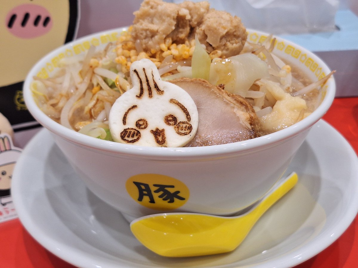 うさぎ 大ラーメン（300g）

初心者でも食べれるように少しあっさりめで、野菜も一般的な二郎よりは少し控えめでした！
麺も中太麺ぐらいだったので啜りやすい！！

カラメでももっと味を濃くしたいなら卓上のコショウと醤油たれを追加するのオススメです！

 #ちいかわ  #ラーメン豚   #ちい活