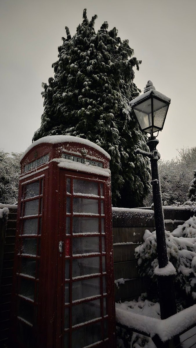 WxMids's tweet photo. What a lovely 1am walk this morning in the #uksnow https://t.co/noyqxgNtE0