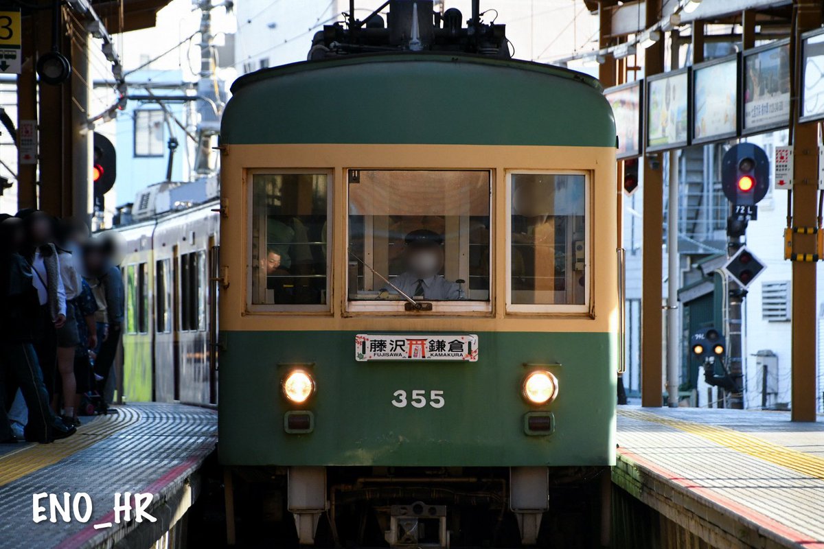 en_hr1001's tweet photo. こんばんは😴
沿線も急に寒くなりました🥶
今回は305Fが鎌倉駅に入線する際に撮影したものです!
よく見ると連結相手があの路面電車の塗装車両だったり...😆
2024.11 撮影 #江ノ電 #嵐電 #305F #1002F #おやすみなさい https://t.co/drAKF6iRqx