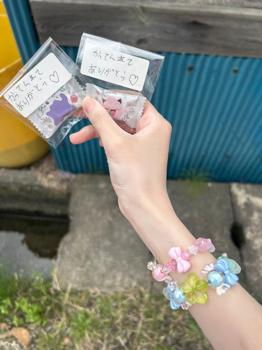 KABIAMA_chan's tweet photo. とんでもないことが起きたー！！
いつものようにブレスレットの動画取ってたら人来たから恥ずかしくてスマホをバックの中ぶん投げたんだけど、、、

いろいろとバレてたー！！！！！
素性隠してた方がいいかなって思ってたけど嬉しすぎてそうですって即答してしまったー！直接お礼言えたので幸(；；) https://t.co/wEOV5xl4la
