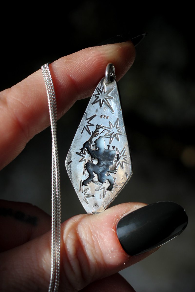 Connaissez-vous Krampus ? 👹
Souvent décrit comme mi-chèvre, mi-démon, Krampus est présent dans le folklore de beaucoup de pays européens. On raconte qu'il accompagnerait Saint-Nicolas, donnant punitions et avertissements aux enfants se comportant mal !