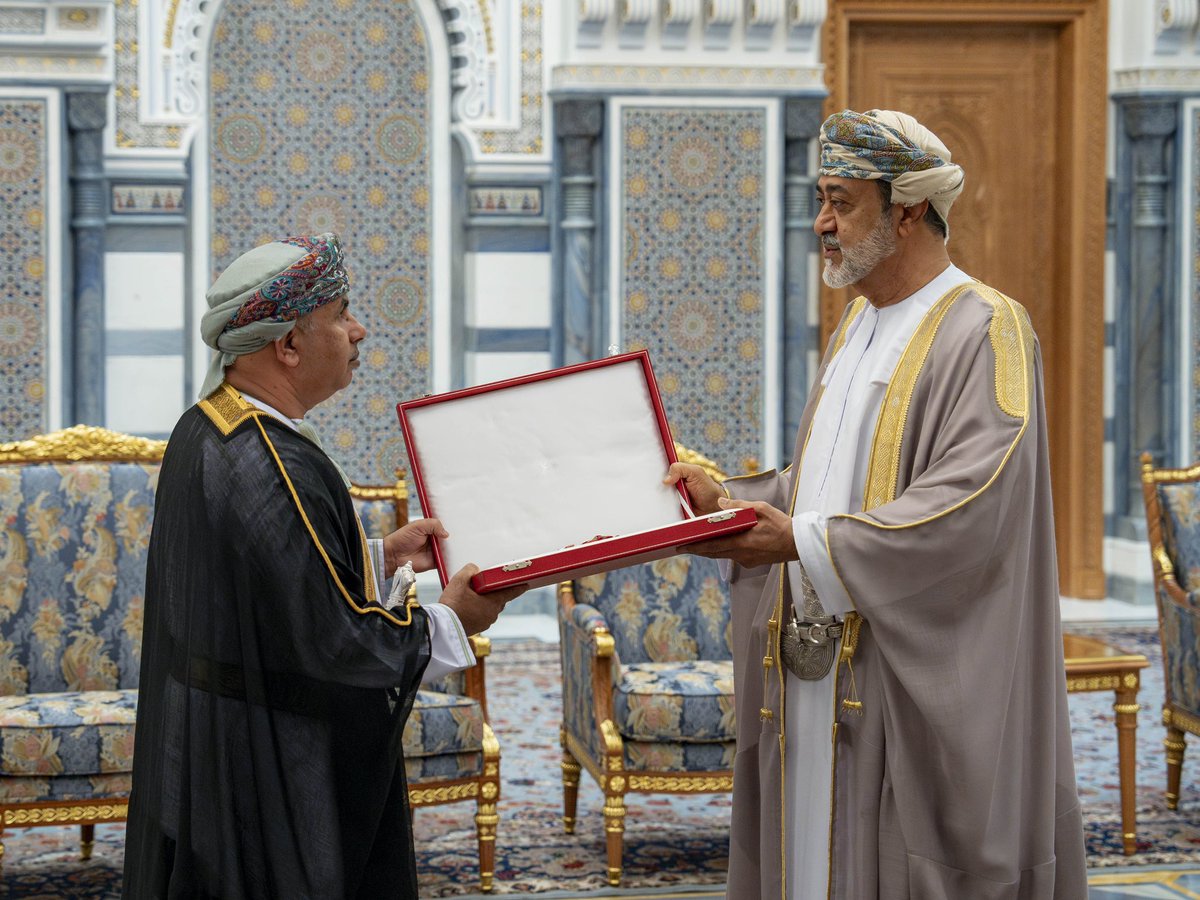 تتفرّد عُمان وشعبها بنعمة سلطان كريم، مجده شرفٌ لا يليق إلا به.
"وسام عُمان" الذي أكرمني به مولاي، هو إشراقة من فيض العطاء، وامتداد لما أُسبغ عليَّ من الرعاية التي سبقت. وهو وسام على صدر من علمني، وعمل ويعمل معي، ومن رأى في رفعة عُمان أسمى أمانيه.

بوركت عُمانُ بشعبها وسلطانها….