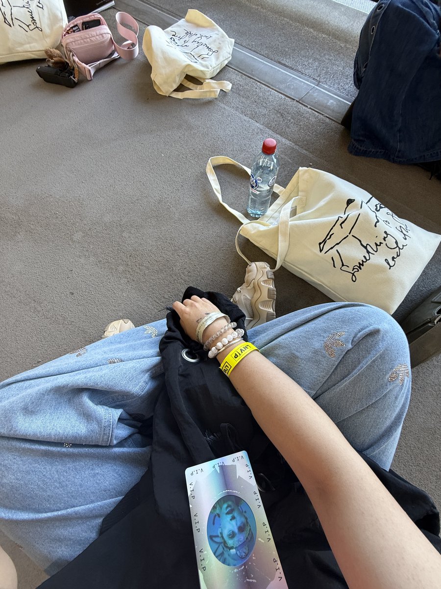 feelateasesivan's tweet photo. back at first row for troye after five years hehe 5 shows to go woohoooo https://t.co/fh4JnE5Z81