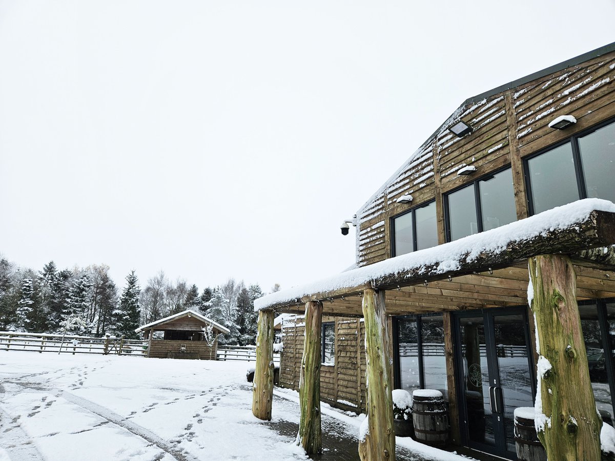 TheOaksBarn's tweet photo. Welcome to our Winter Wonderland ❄️🌨️☃️
#theoaksbarnwedding #snowday #lovewhereyoulive  #barnwedding #barnweddingvenue #staffssnaps #staffordshiremoorlandswedding #staffordshiremoorlands #November #novembersnow

@bbcweather
#staffssnaps
@itvweather
@Official_WXUK
@BBCRadioStoke https://t.co/bZ1ajwpq1m