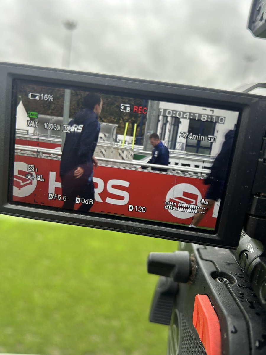 Sky_Dirk's tweet image. #Schalke - #Mohr bricht das Training mit Schmerzen im Adduktoren-Bereich ab.