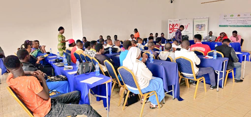 BMineagrie's tweet photo. Sensibilisation des jeunes sur l'existence et l'importance des chimpanzés au #Burundi.
L'Organisation de la session est mise en oeuvre par l'#OBPE en collaboration avec l'#AJEB sous initiative de #3C grâce à l'appui de @franceauburundi dans le cadre du @cbfp_pfbc. https://t.co/DHN3EFw6Br