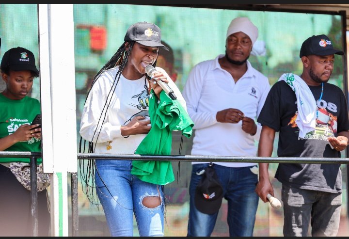 Watu wa murima Mumefikiwa! <a href="/SafaricomPLC/">Safaricom PLC</a> is here na imejaa goodies ,live music, games ,Mbuzi,chicken, na food hampers.  Safaricom caravan wanaleta  tu good vibes  na ku #SambazaFurahaNaSafaricom this festive season. <a href="/iamLucyMwangi/">Lucy Mwangi</a> <a href="/Maina_winnie_/">Winnie Maina</a> mnaona utangukia what  hapa?!