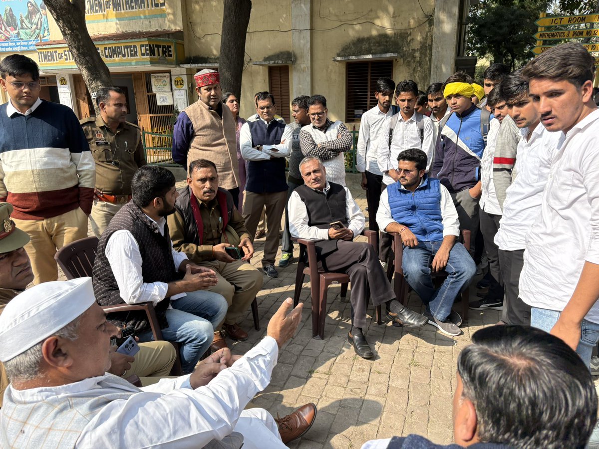 #जनपद_शामली 
आर के पीजी कालेज के छात्रों को आ रही कालेज संबंधित समस्याओं को लेकर छात्र इकट्ठा हुए।पुलिस प्रशासन ने कालेज को बंद कर छात्रों को गेट पर ही रोक दिया आक्रोशित छात्र कालेज के बाहर सड़क पर धरने पर बैठ गए।घंटो बाद सभी समस्याओं का समाधान किया गया।<a href="/jayantrld/">Jayant Singh</a> <a href="/RldSudhir/">सुधीर भारतीय</a>