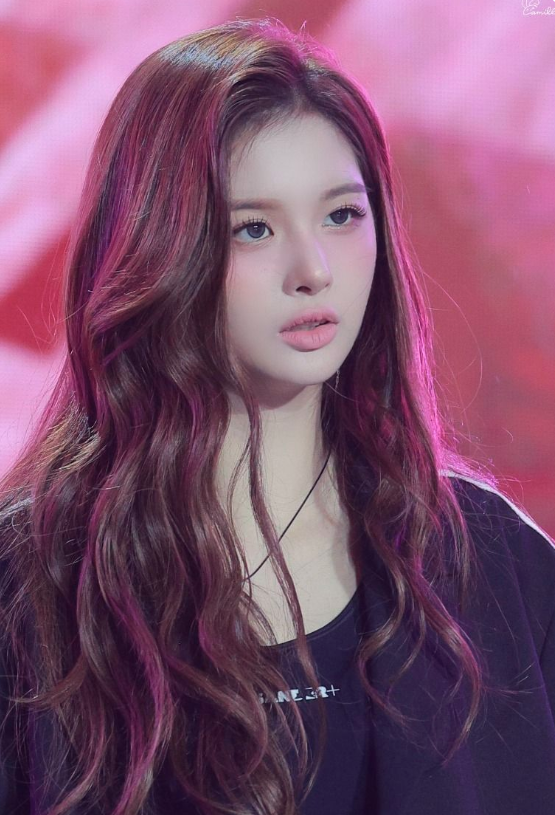AboutMusicYT's tweet photo. Yves reacts to Sullyoon of NMIXX recommending her album:

"I've made it, a life where a pretty girl gives a shoutout, this feels amazing" https://t.co/e6XrdWT5hH