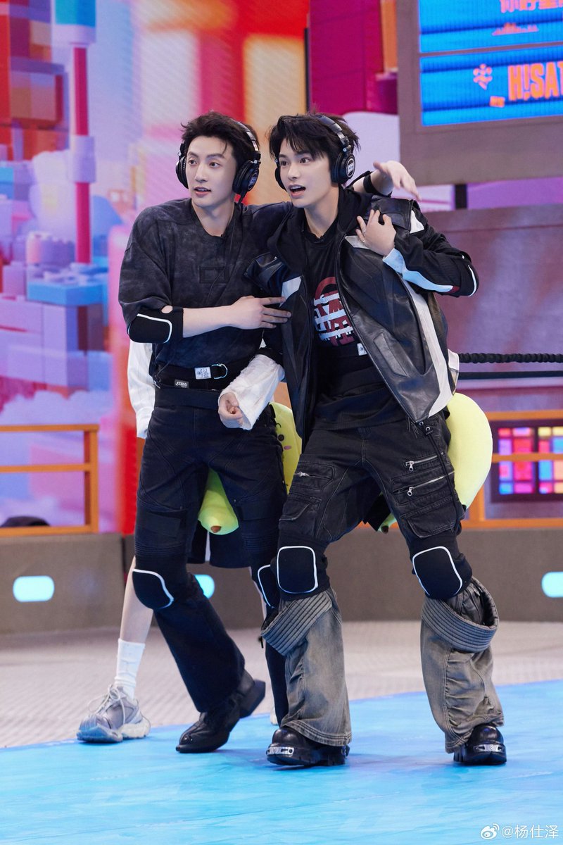tianguangs's tweet photo. i can’t look at this photo without hearing xinxin yell “er gou” 😭 https://t.co/ocuVd9E1U1