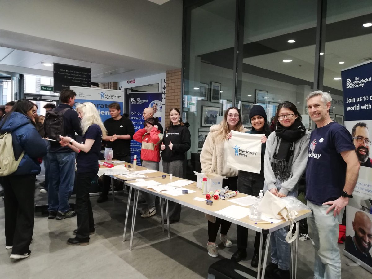 Tris115's tweet image. Day 2 of #physiologyweek. We're in University Place inspiring students @ThePhySoc @FBMH_UoM