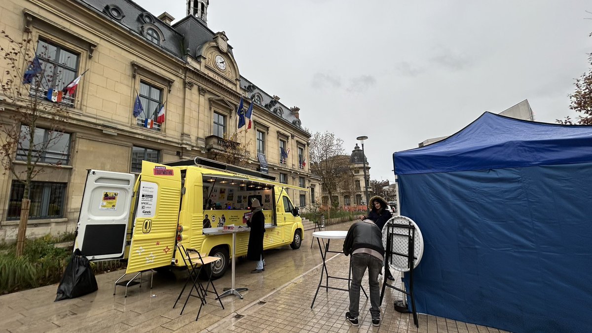 Le #NewsTruckTropMytho fait la dernière  étape de sa tournée sur le parvis de la mairie de Saint-Ouen jusqu’à 17h (et en plus on vous offre le café !) #EMI <a href="/LumieresInfo/">Lumières sur l’info</a>
